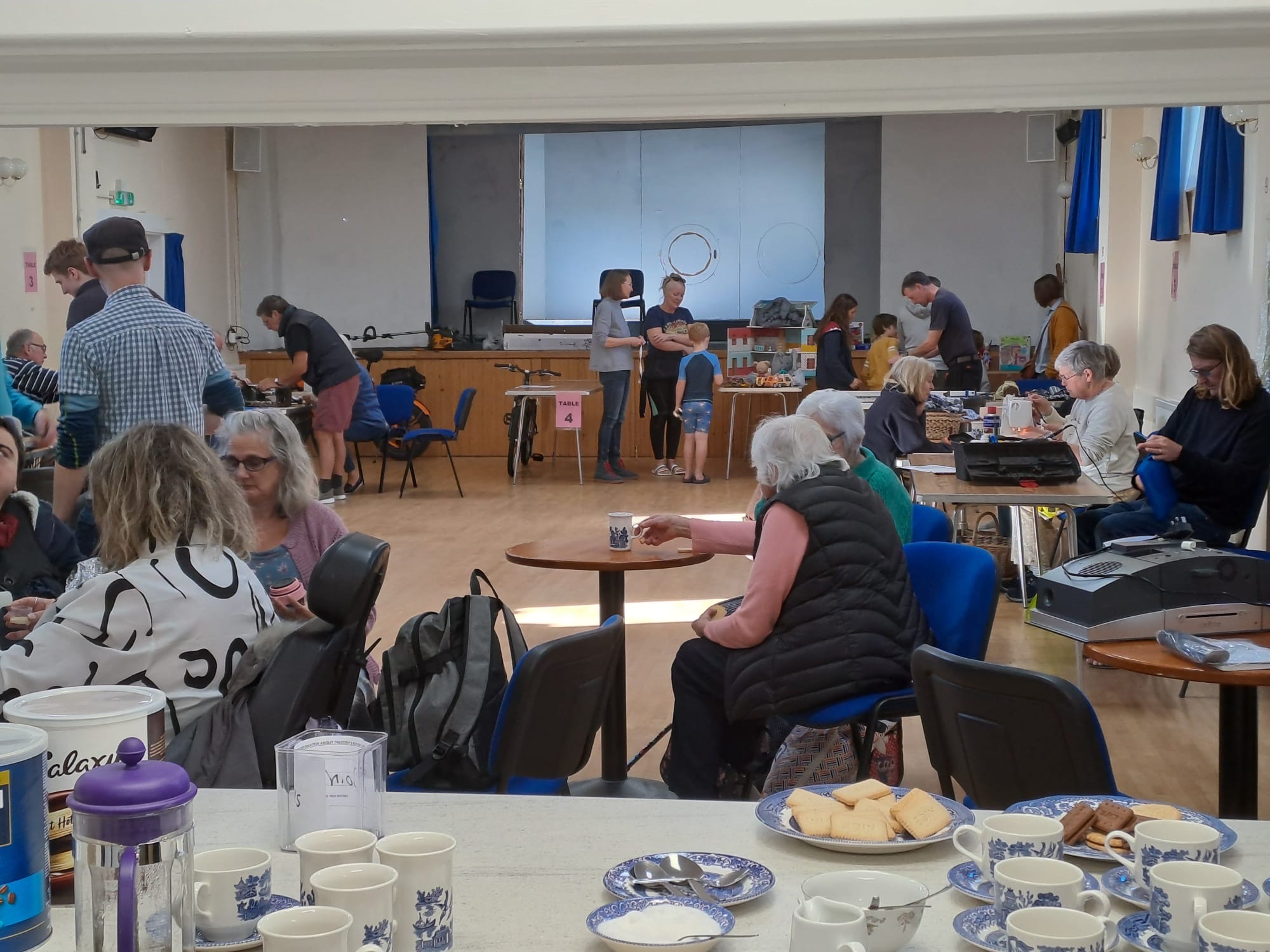 Repair cafe crowd